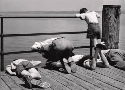 Ocupado com a pesca, Itália, c.1950-60 (impressão de prata de gelatina) de Achille Villani