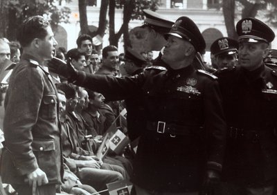 Mussolini saudando um soldado (foto a p/b) de Achille Villani