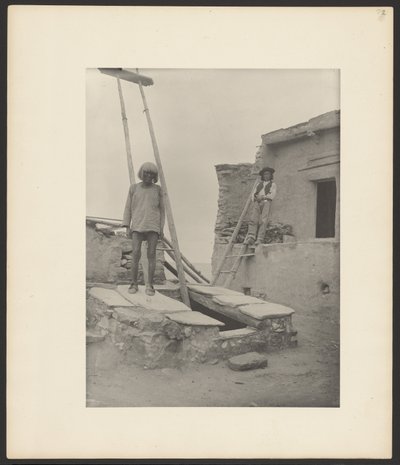 Homem idoso à entrada da Kiva, Walpi de Adam Clark “A. C.” Vroman