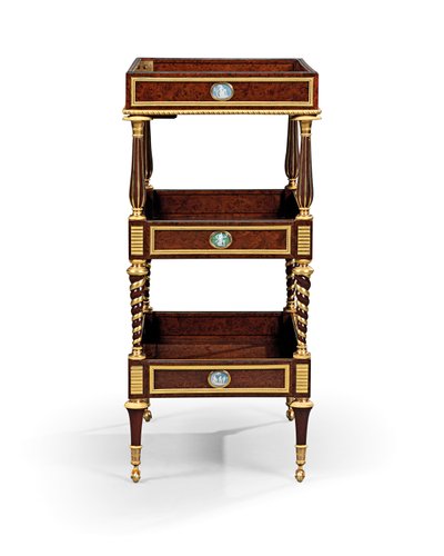 Late Louis XVI ormolu e camafeu montado em madeira de teixo e mesa de mogno travailleuse de Adam Weisweiler