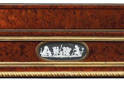 Late Louis XVI ormolu e camafeu montado em madeira de teixo e mesa de mogno travailleuse (ormolu, teixo e mogno) de Adam Weisweiler