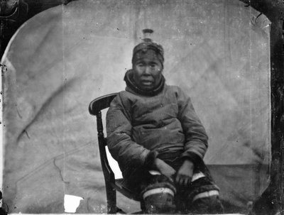 Uma mulher Inuk idosa sentada numa cadeira de Admiral Edward Augustus Inglefield