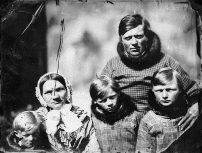 Funcionário dinamarquês (Hans Elberg) e família de Admiral Edward Augustus Inglefield