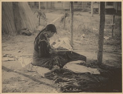 [Mulher da nação Meskwaki a trabalhar com missangas]
 de Adolph F. Muhr