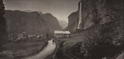 Vale de Lauterbrunnen, Suíça (do álbum Charbons de Braun - vistas tiradas com a lente panorâmica móvel, 1868) de Adolphe Braun