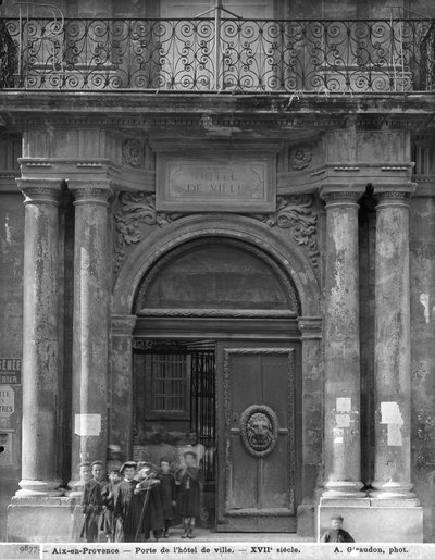 Grupo de estudantes saindo do Hotel de Ville, c.1890-99 de Adolphe Giraudon