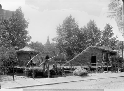 Aldeia à beira do lago na Exposição Universal de 1889 em Paris, arquiteto Charles Garnier (1825-98) (foto bw) de Adolphe Giraudon