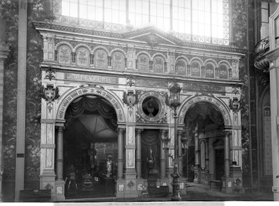 Pórtico do Pavilhão de Ourives na Exposição Universal, Paris, 1889 (bw photo) de Adolphe Giraudon