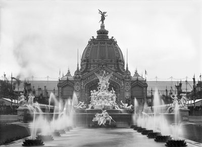 Vista do Domo Central e da Fonte Coutan, Exposição Universal, Paris, 1889 de Adolphe Giraudon