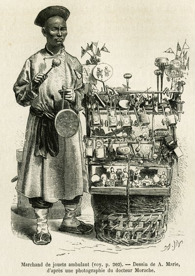 O comerciante de brinquedos bateu num gongo de cobre para chamar a atenção para as suas bonecas, carros, borboletas de seda e apitos, caminhando pela Porta das Flores Orientais do Palácio Imperial, em Pequim. Gravura depois do desenho de A. Marie, para ilu de Adrien Emmanuel Marie