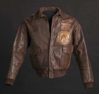 Jaqueta de voo Tuskegee Airman usada pelo tenente-coronel Woodrow W. Crockett, 1942. de Aero Leather Clothing Co.