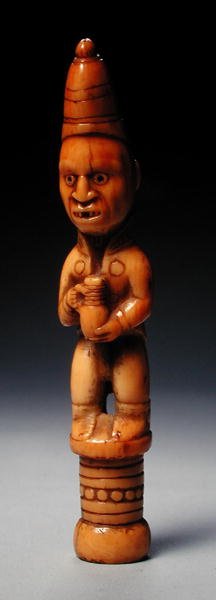 Figura em traje europeu com um jarro de grés alemão, Congo, início do século XIX (marfim) de African