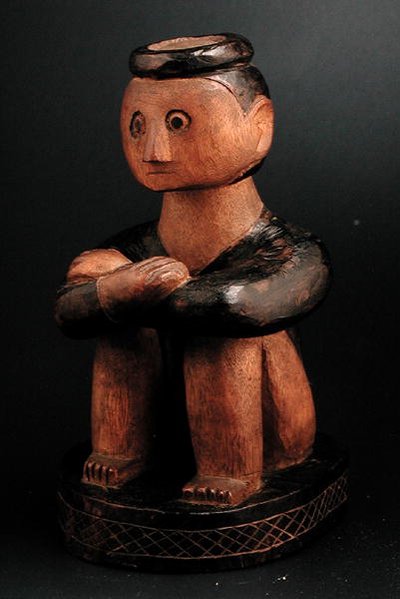 Figura sentada de um homem com uma cabeça, Tsonga, Moçambique, final do século XIX (madeira) de African