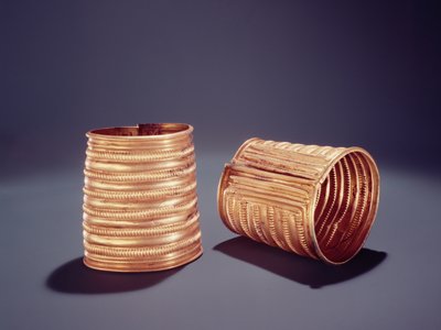 Par de braçadeiras, de Derrinboy, Condado de Offaly, Idade do Bronze Médio de Age Bronze