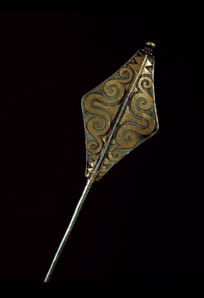 Pré-história: broche de prata incrustado com ouro do Tresor de Borodino (região de Odessa). 1500 AC. Idade do Bronze. Moscou, Museu Histórico do Estado. de Age Bronze