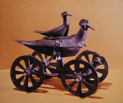 Carruagem votiva na forma de dois pássaros, de Glasinac perto de Sarajevo (bronze) de Iron Age