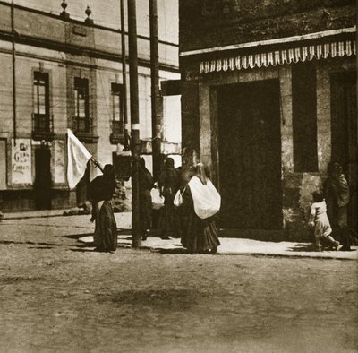 Mulheres, andar, nas ruas, sob, a, cobertura, de, um, bandeira branca, durante, &39;La, decena, tragica&39;, em, cidade méxico, fevereiro, 1913 de Agustin Victor Casasola