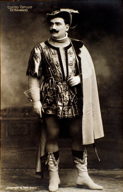 O cantor Enrico Caruso na ópera Il trovatore de Giuseppe Verdi (foto a p/b) de Aime Dupont
