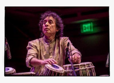 Zakir Hussain no Centro Sinfónico Schermerhorn, Nashville, 2018 (foto) de Alan Messer