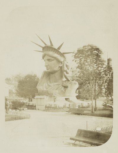 Cabeça da Estátua da Liberdade em exposição em um parque em Paris, 1883 de Albert Fernique