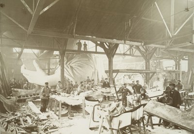 Homens em uma oficina martelando folhas de cobre para a construção da Estátua da Liberdade, 1883 de Albert Fernique
