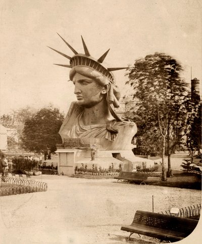 A cabeça a estátua da liberdade em exposição em Paris 1883 de Albert Fernique
