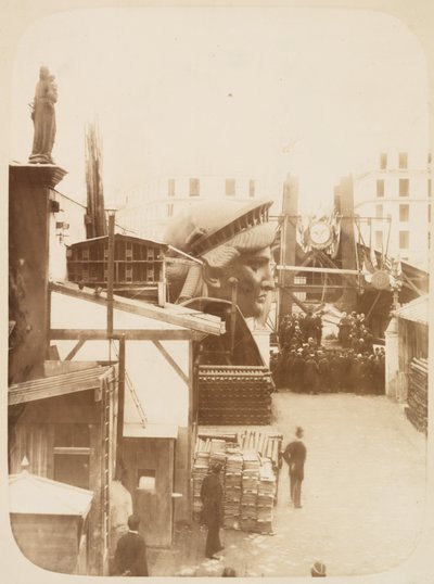 Vista da área externa do workshop Monduit e Bechet, mostrando a cabeça da Estátua da Liberdade, Paris, 1883 de Albert Fernique