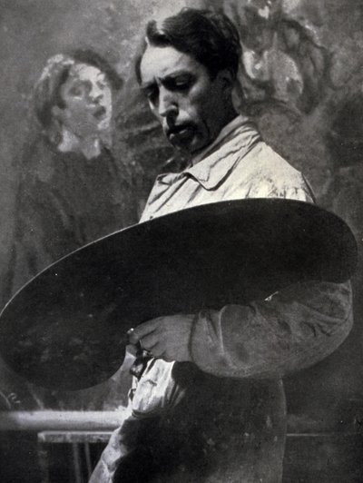Retrato do pintor Tullio Silvestri a trabalhar no seu estúdio. O artista posa olhando para a sua paleta que segura, sugerindo a intensidade do momento criativo em processo (foto a p/b) de Alberto Segre