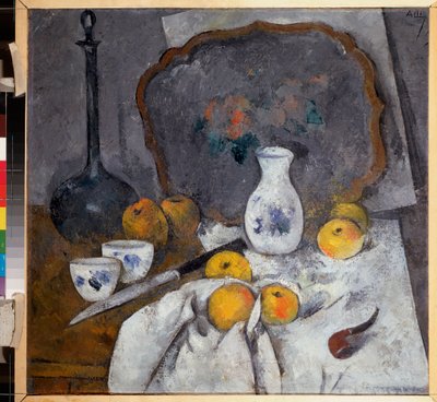 Natureza morta com um decantador e um cachimbo (Composição com também maçãs sobre toalha de chá, faca e tabuleiro) - Natureza morta com um decantador e um cachimbo - Obra de Alexander Vasilyevich Shevchenko (1883-1948), óleo sobre cartão de Aleksandr Vasilievich Shevchenko