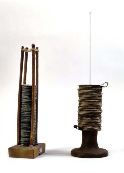 As pilhas de Alessandro (Alexander) Volta. Museu de Ciência e Tecnologia, Milão. de Alessandro Volta