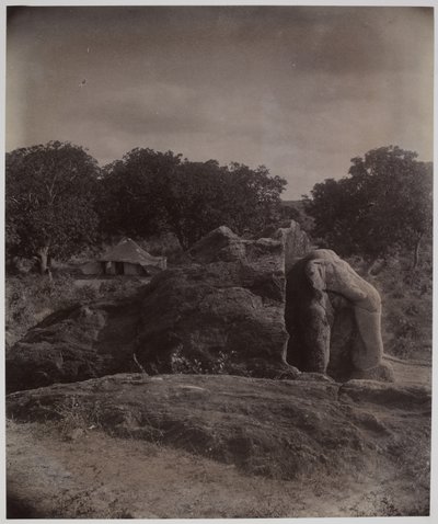 Elefante esculpido no topo da rocha com inscrições Asoka, Dhauli, Distrito de Puri de Alexander Caddy