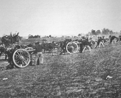 Bateria D., 2º Exército Federal de Artilharia dos EUA em ação durante a Guerra Civil Americana (1861-65) (foto a p/b) de Alexander Gardner