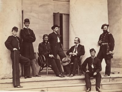 Brigadeiro-General Gustavus A. DeRussy e Staff em Steps of Arlington House, Arlington..., maio de 1864. de Alexander Gardner