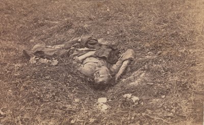 Soldado Confederado [no campo de batalha em Antietam], setembro de 1862. de Alexander Gardner