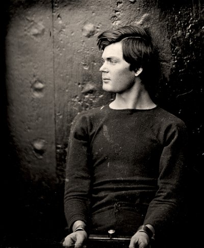 Lewis Powell em ferros de pulso a bordo do USS Saugus, 1865 de Alexander Gardner