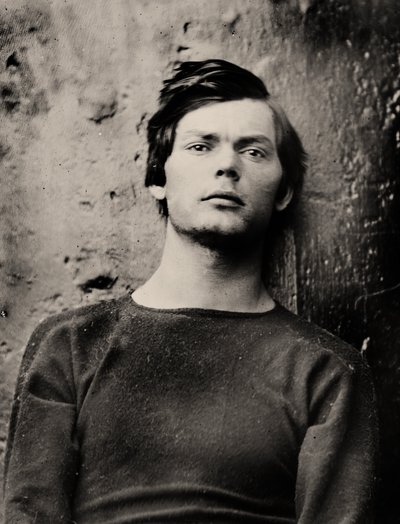 Lewis Powell em ferros de pulso a bordo do USS Saugus, 1865 de Alexander Gardner