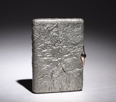 Cigarette Box, após 1896 (prata, safira cabochão montada em ouro) de Alexander Karpov