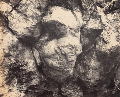 Cabeça gigantesca talhada na rocha sólida, recentemente descoberta perto de Esmirna, à entrada de uma gruta, 1866 (foto) de Alexander Sandor Svoboda
