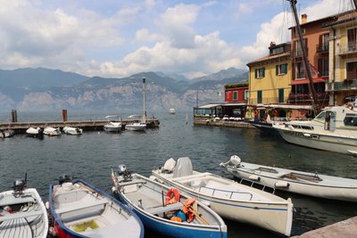 o porto de Malcesine de Alexandra Joseph