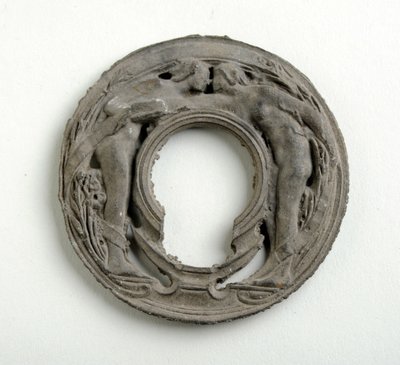 Maquete para um Pingente com um Escutcheon arábico (gesso bronzeado) de Alfred Gilbert