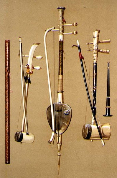 Um khlui, três so sam sai com arcos e um pi, instrumentos tailandeses de "Instrumentos Musicais" (litho colorido) de Alfred James Hipkins