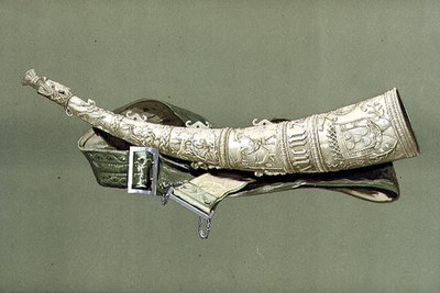 Um olifante, provavelmente 1544, de "Instrumentos Musicais" (litho colorido) de Alfred James Hipkins