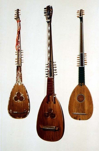 Três chittaroni, dois de Veneza c.1608 e um da Grã-Bretanha c.1885, de "Instrumentos Musicais" (litho colorido) de Alfred James Hipkins