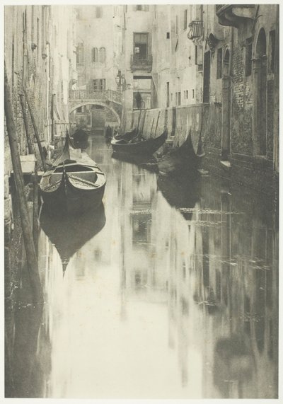 Um canal veneziano, 1894, impresso em 1897. de Alfred Stieglitz