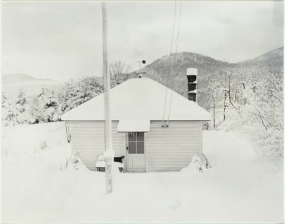 Primeira neve e a casinha, 1923. de Alfred Stieglitz
