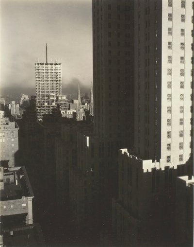 De minha janela no Shelton, West, 1931. de Alfred Stieglitz