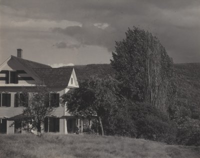 Casa e choupos, Lake George de Alfred Stieglitz