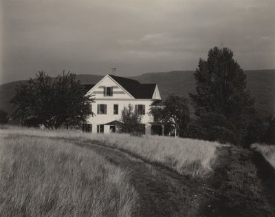 Casa e árvores, Lake George de Alfred Stieglitz
