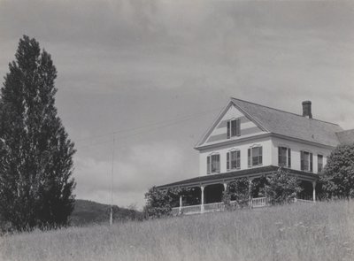 Casa na colina, Lago George de Alfred Stieglitz