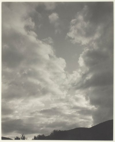 Música - Uma Sequência de Dez Fotografias em Nuvem, No. II de Alfred Stieglitz
